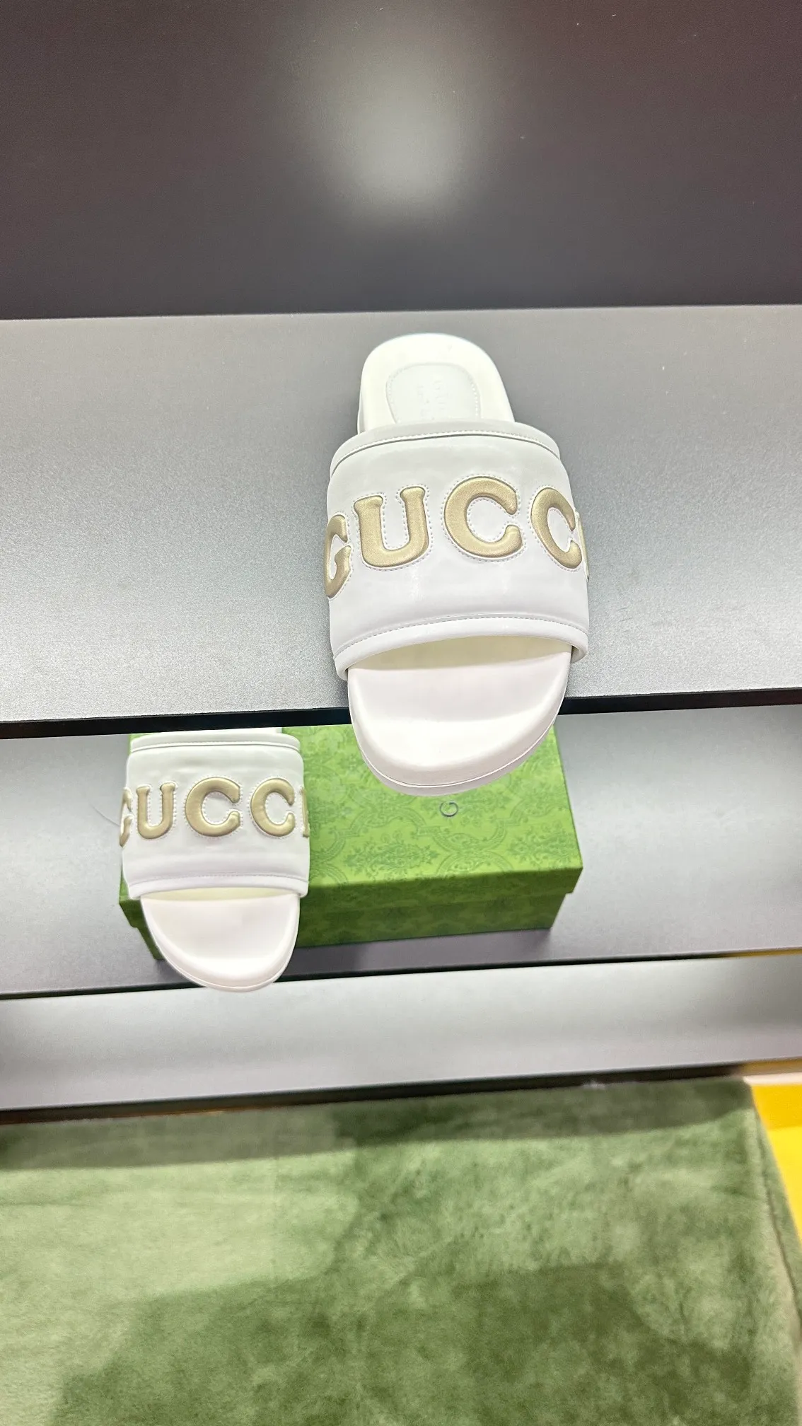[G Family Couple Style] P: 320💰Female size 36~40 Men's size 39~45, (46. Custom-made GG slippers for men and women. This slipper is made of GG polyester fiber and is decorated with a Gucci label on the front, which adds a striking logo feel to the style. Beige GG recycled polyester fiber, same size for men and women, leather trim